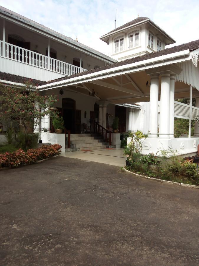 Manor House Hotell Embulpure Exteriör bild