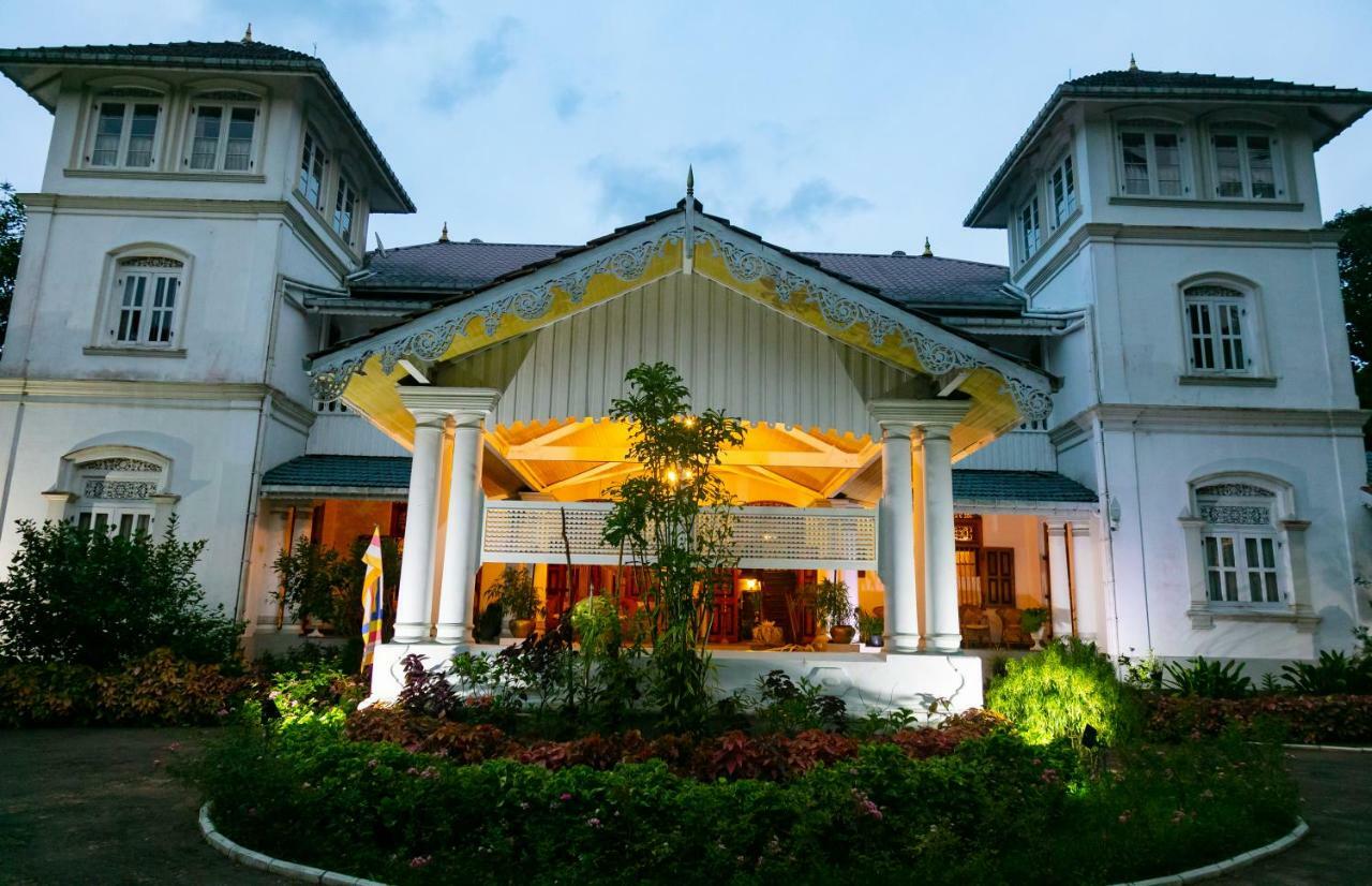 Manor House Hotell Embulpure Exteriör bild