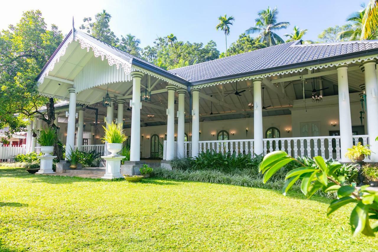 Manor House Hotell Embulpure Exteriör bild
